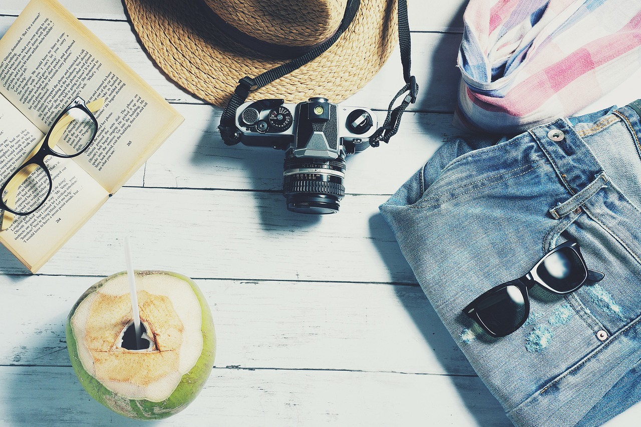 chapeau, lunette de soleil, livre, été